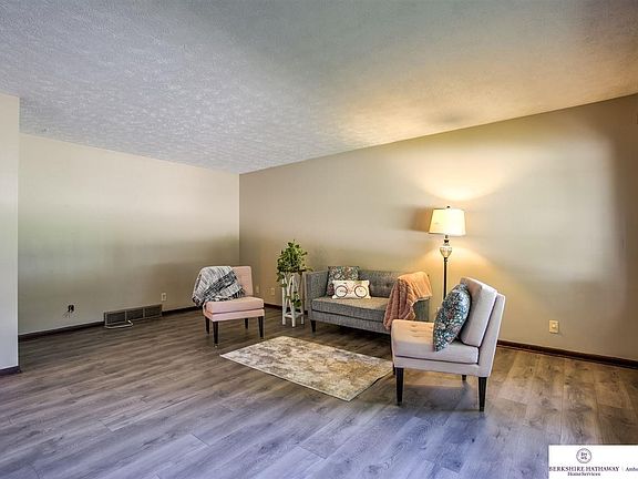 5th image of 323 Glenmore Dr