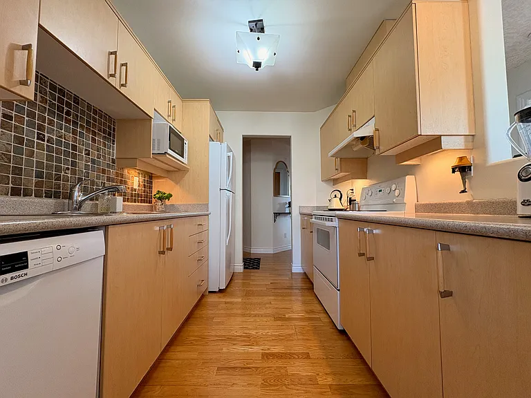 1225 Fort St — Photo 14