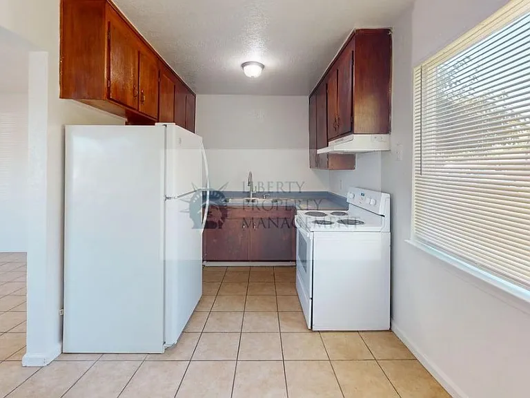 963 E H St #13 — Photo 6
