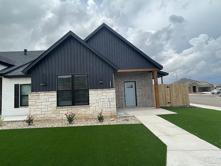 10902 Aberdeen Ave — Photo 1