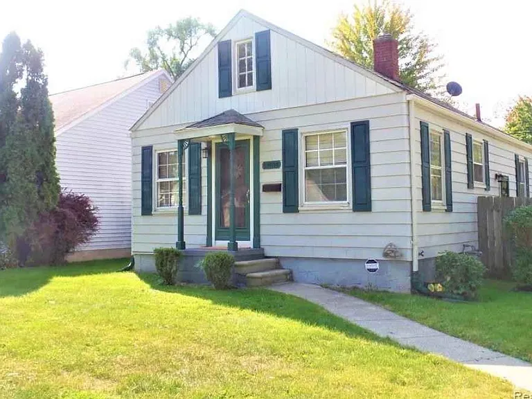 19104 Kenosha St — Photo 1