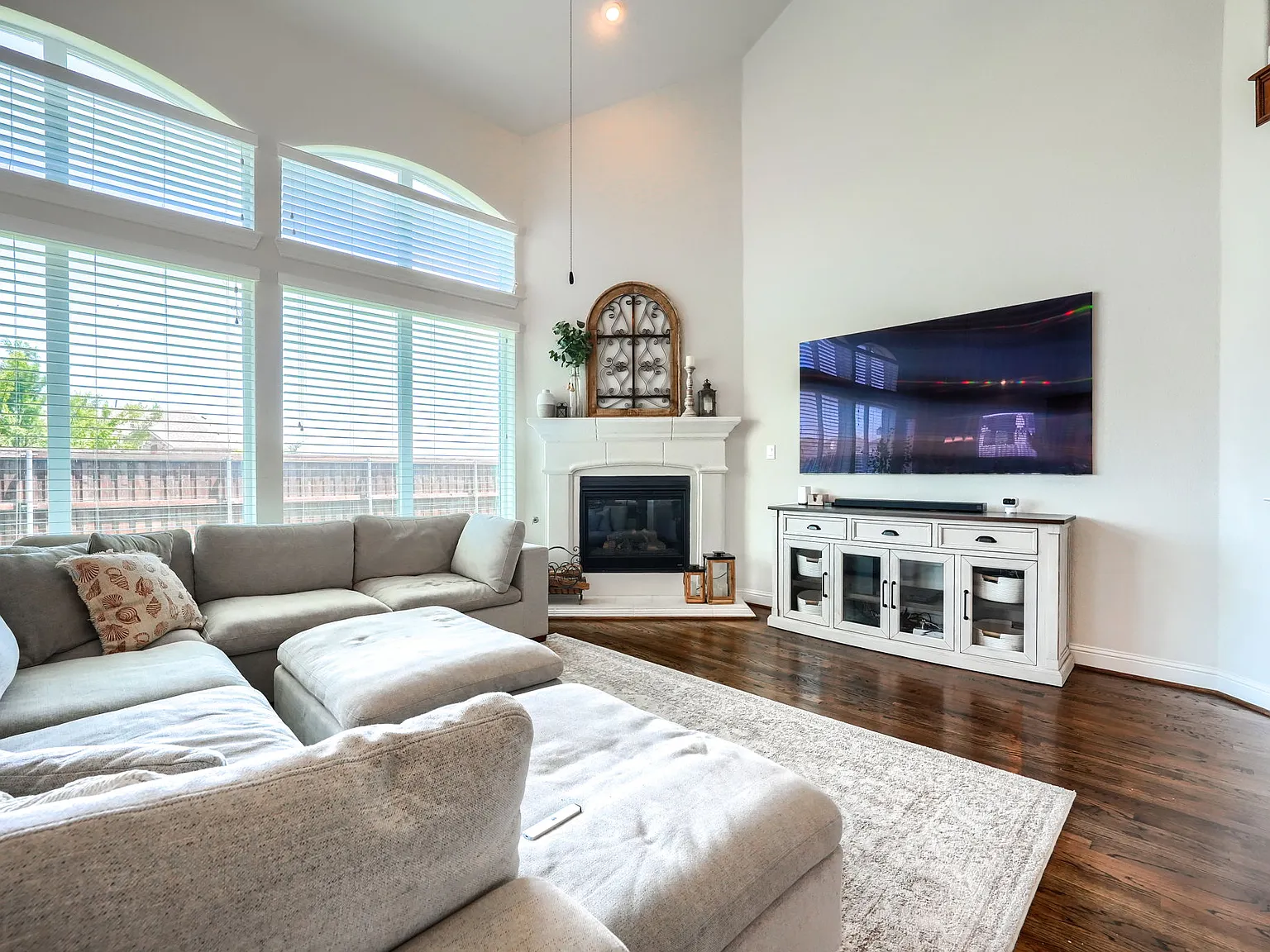 5 bed, 4070 sqft, $3,595 — Photo 2