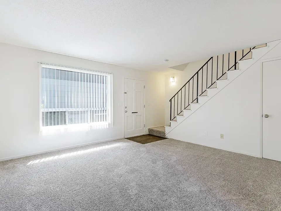 Cozy 2 bedroom, 1 bathroom apt near Downtown Milwaukie. Discounted rent for the first 2 months!