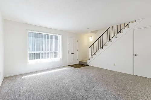 Cozy 2 bedroom, 1 bathroom apartment near Downtown Milwaukie Photo 1
