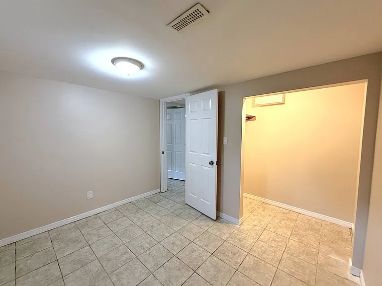220 Ellington Dr #BASEMENT — Photo 6