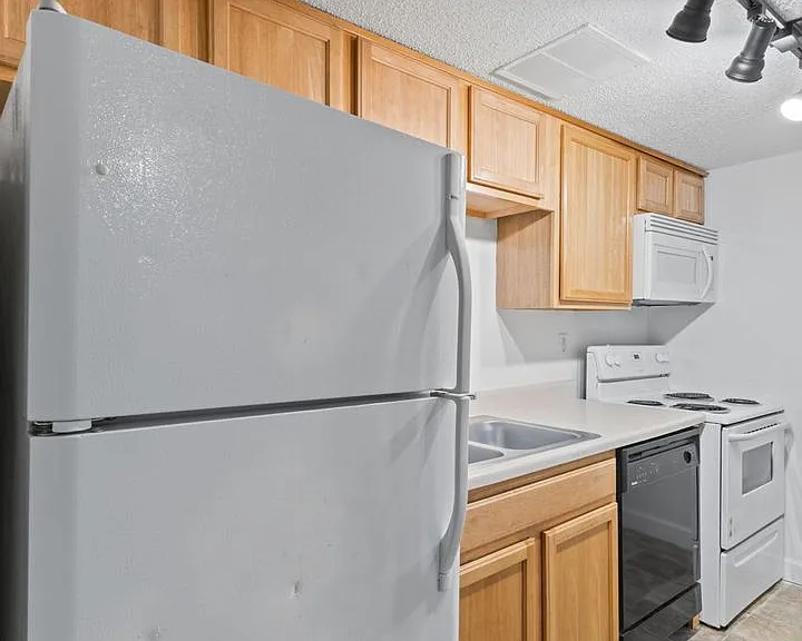 Balsam Avenue Apartments - The Courts — Photo 20