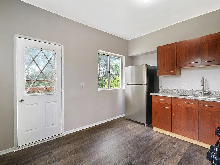 Convenient 2 Bedroom home in Mt. Washington available July 1! — Photo 8