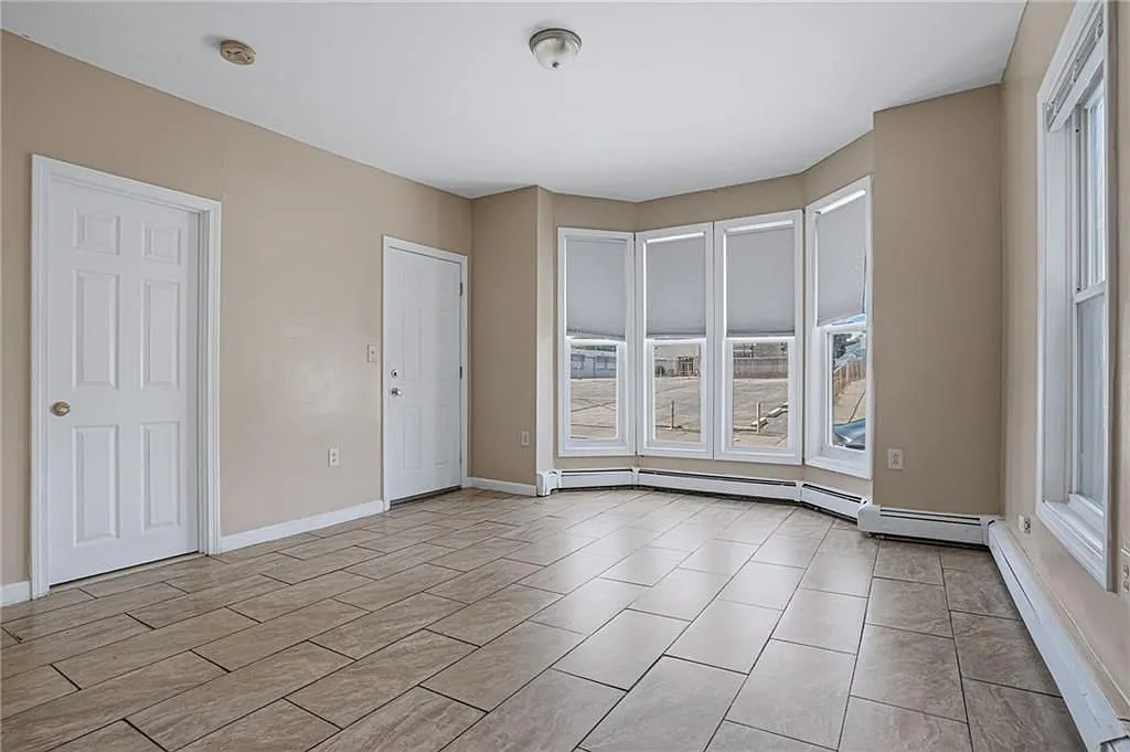6 Bloomingdale Ave — Photo 4