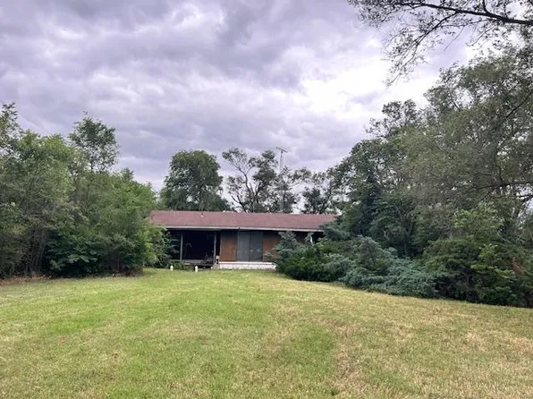 3724 E Country Club Rd, Salina, KS 67401
