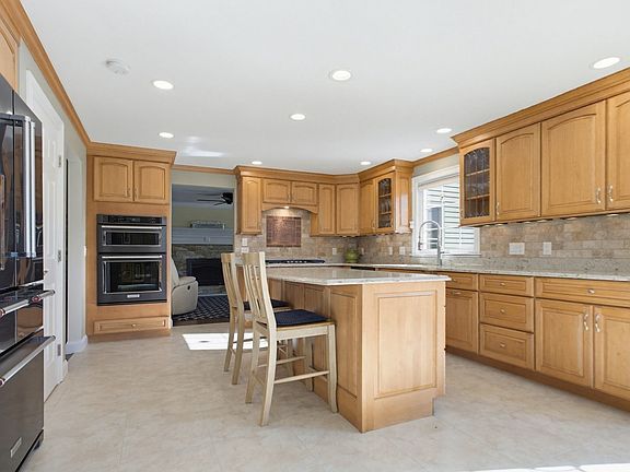 3rd image of 17 Stoneybrook Rd