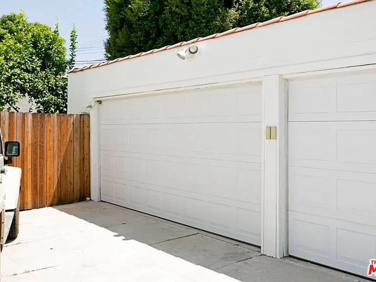 1136 S Hayworth Ave — Photo 25