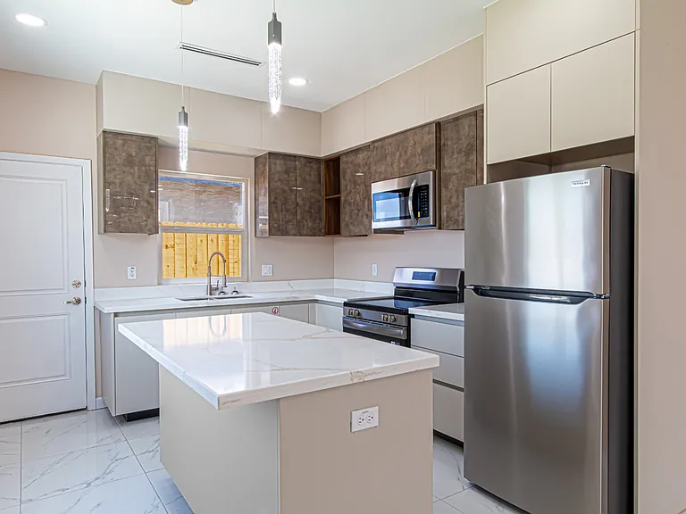 2704 W Bliss St — Photo 3
