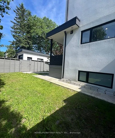 311 Linsmore Cres #3 — Photo 3
