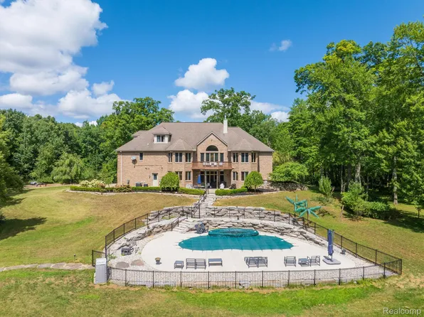 2550 Birch Grove Ct, Oxford, MI 48370