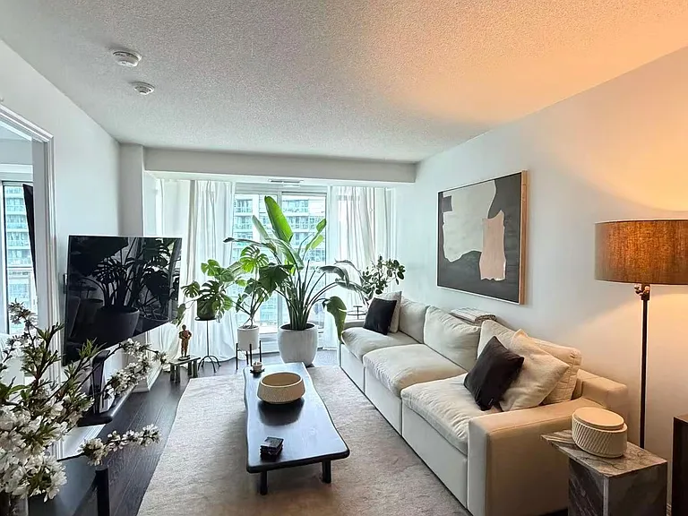 35 Bastion St #1716 — Photo 4