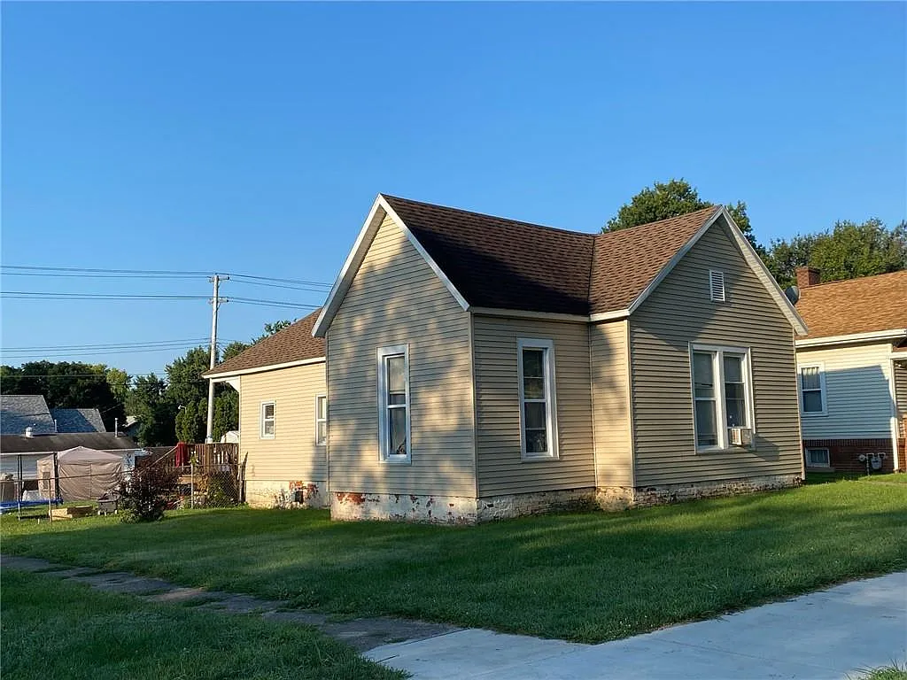 1401 Marshall Ave photo 1