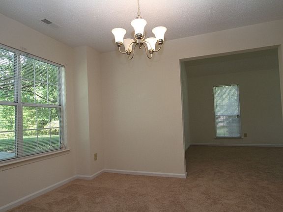 5th image of 1065 Belvoir Ln