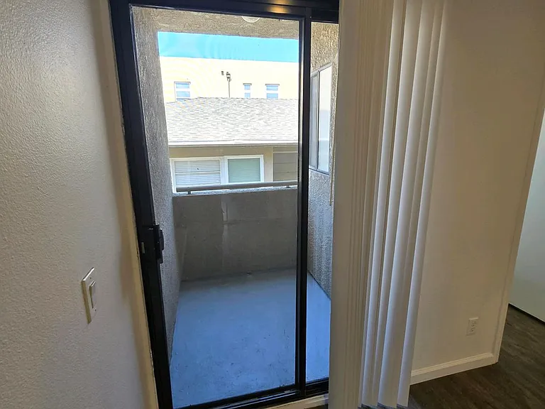 Sherman Oaks Area apartment close to local shops and Restaurants — Photo 14