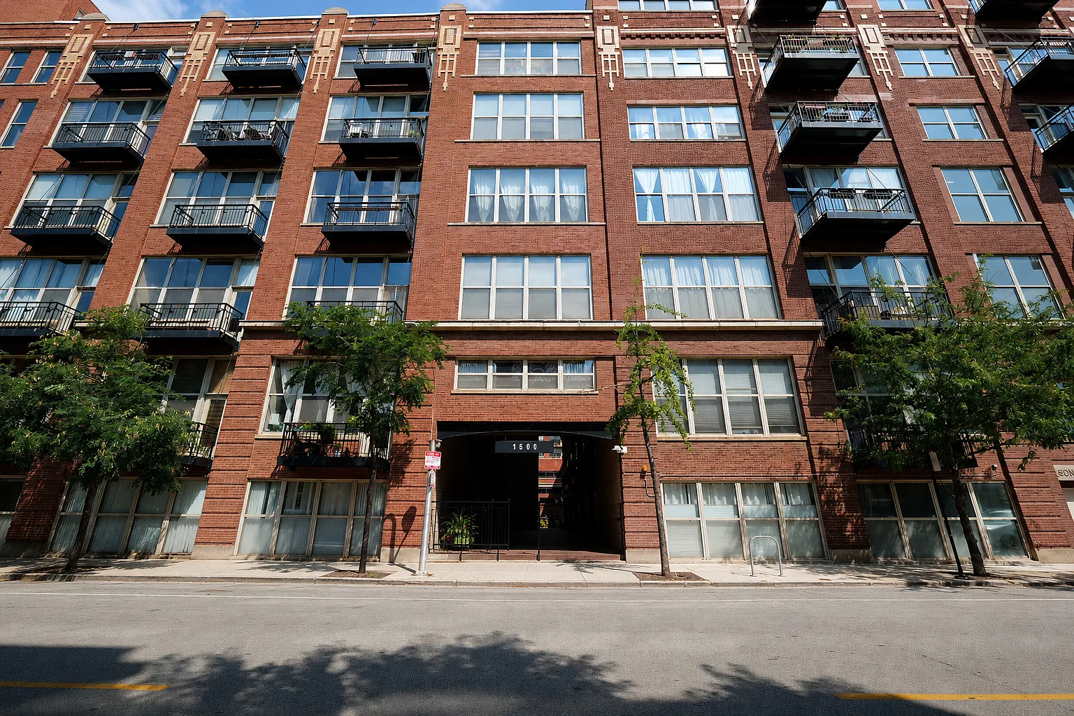 2 bed, 1.5 bath, 1100 sqft, $3,200 — Photo 1