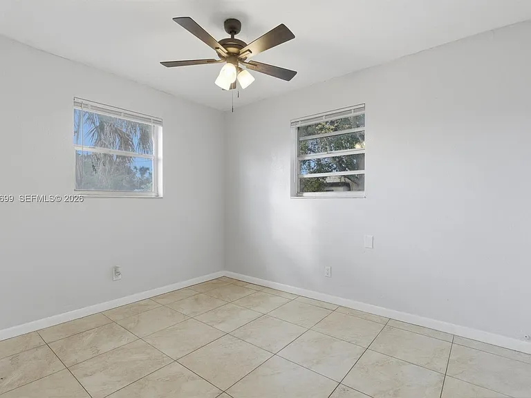 533 NW 15th Way — Photo 10