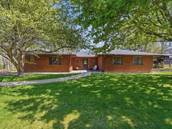 19316 Nottingham Dr, Bloomington, IL 61705