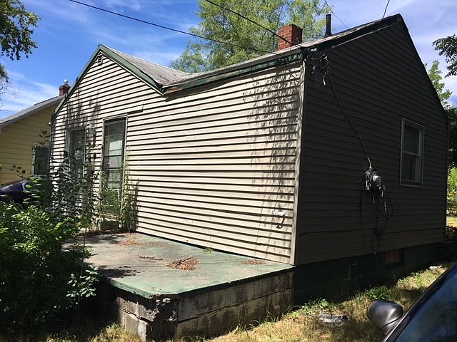 2nd image of 1031 E Downey Ave