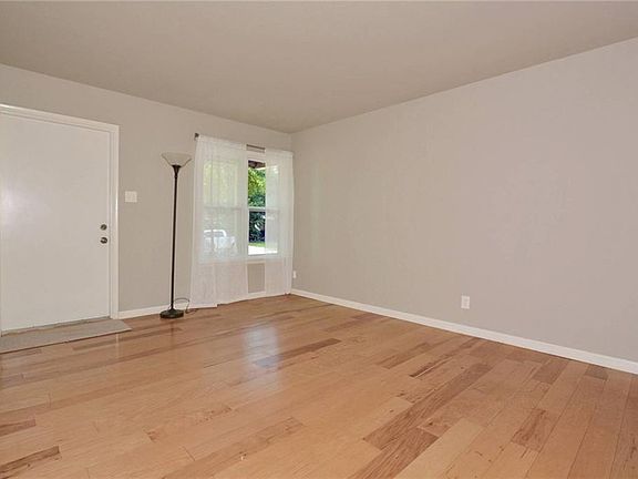 3rd image of 1408 Broadmoor Dr