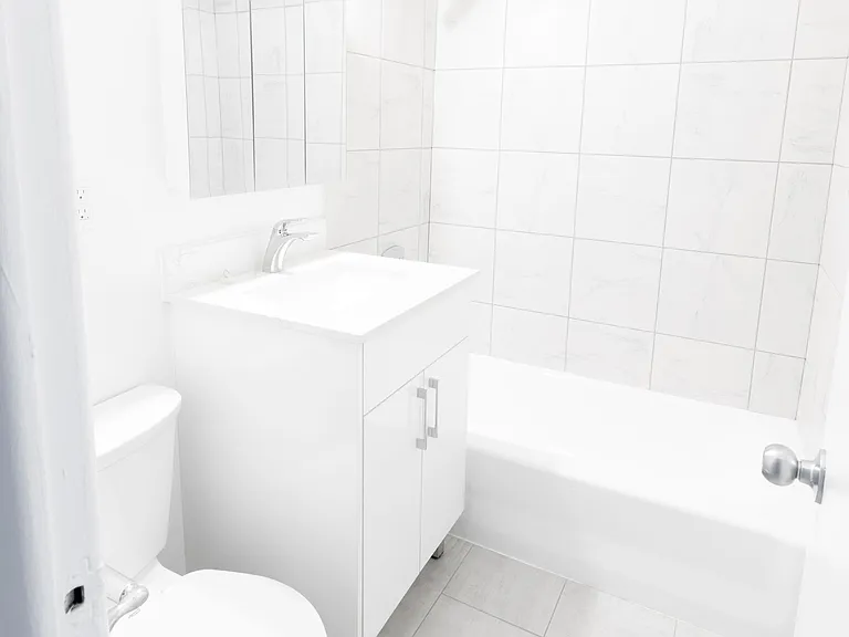 29 Upper Canada Dr #412 — Photo 5