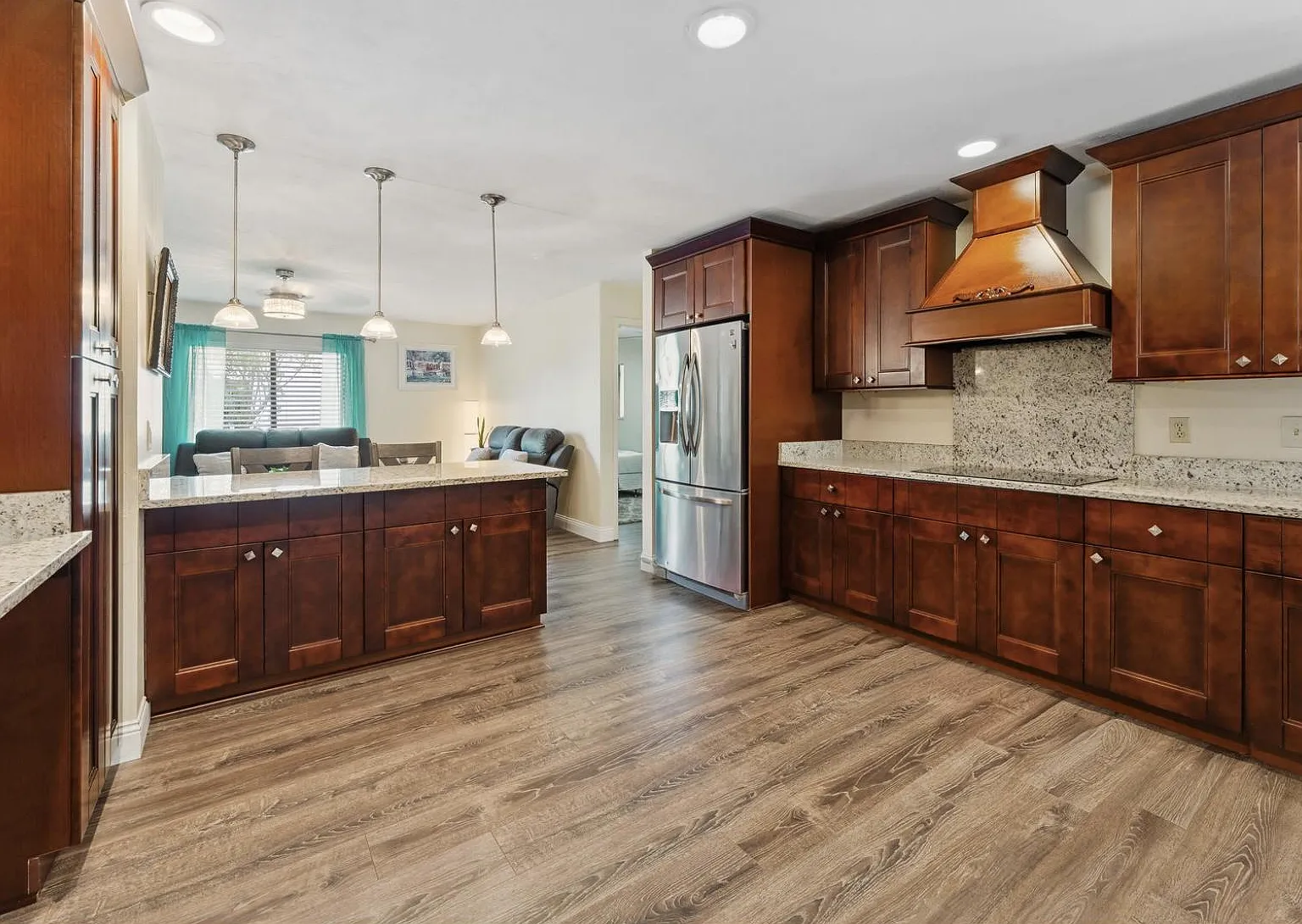 3 bed, 1.5 bath, 2400 sqft, $949 — Photo 4
