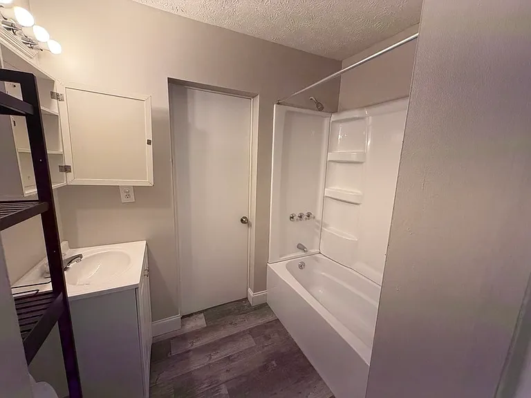 4204 Newton Dr NE — Photo 6
