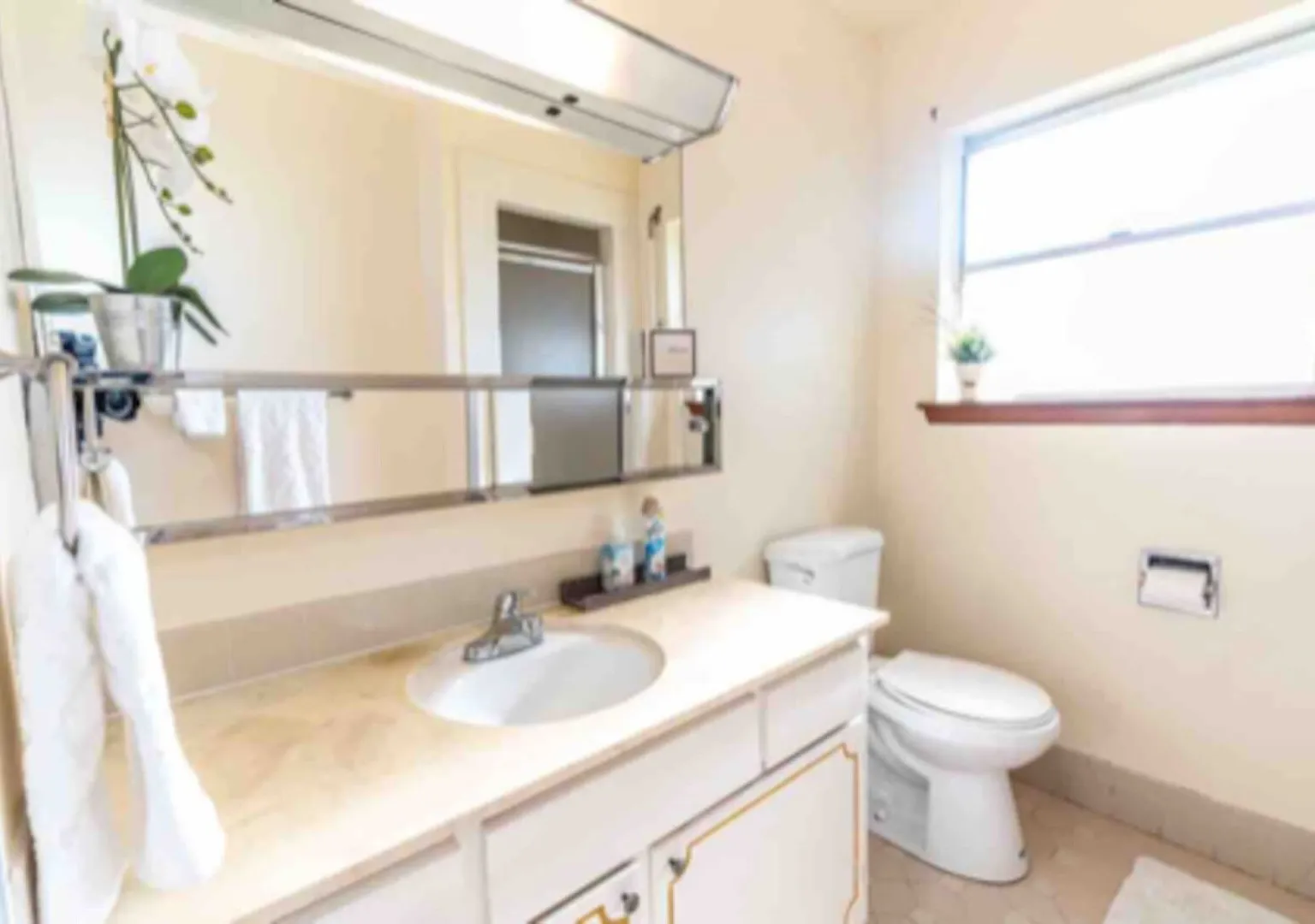 NOLA Retreat: 5-Bed Home with Carport in Safe Harahan — Photo 4