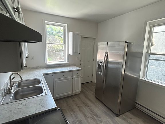 4th image of 202 Carlisle St