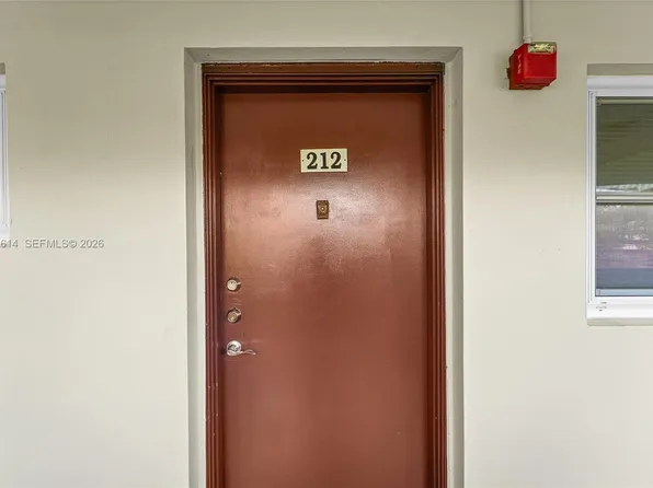 3090 NW 46th Ave APT 212C, Lauderdale Lakes, FL 33313