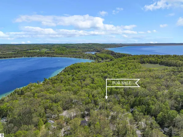 4021 E Oxford Dr, Leland, MI 49654