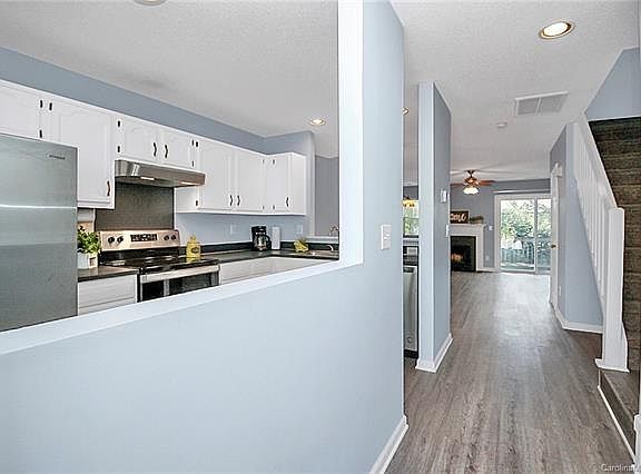 2nd image of 3252 Summercroft Ln