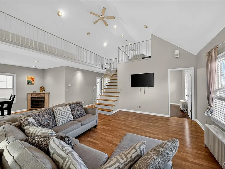 2340 Court St — Photo 11