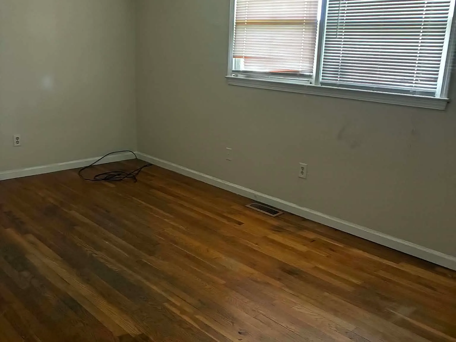 3 bed, 1.5 bath, 1200 sqft, $1,095 — Photo 2