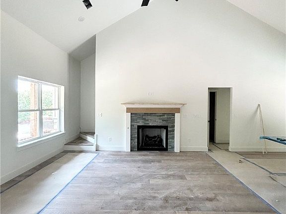 4th image of 63 Ayr Dr