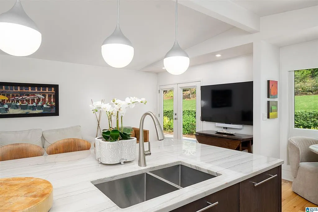 5 bed, 3.0 bath, 3357 sqft, $4,400 — Photo 3