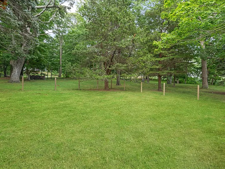 19 Peconic Ave — Photo 37
