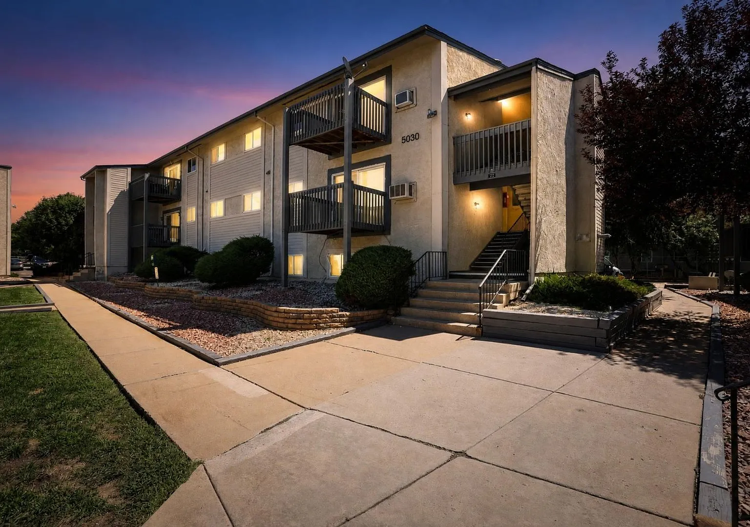 Charming 2BR Condo in Colorado Springs — Photo 2