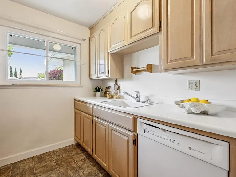 1563 Heron Ave — Photo 7