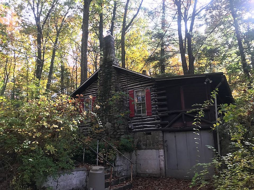 1st image of 5 Pochuck Dr