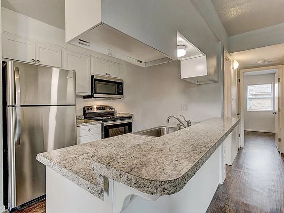5th image of 1403 Glen Oaks Ct #3