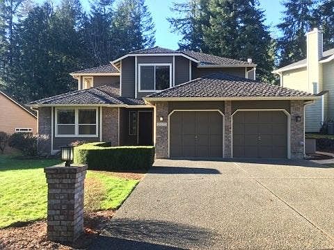 A lovely rental home on Lake Wilderness Country Club (backs