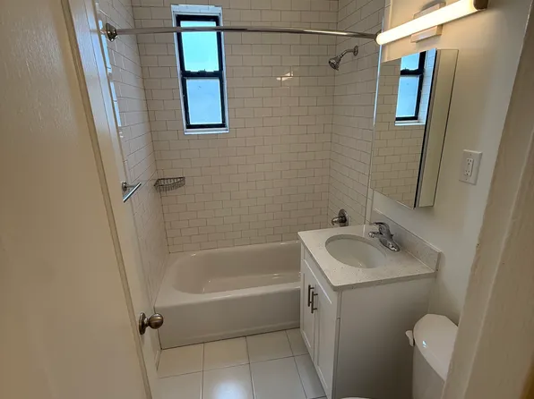 71-11 Yellowston Boulevard image 4 of 5