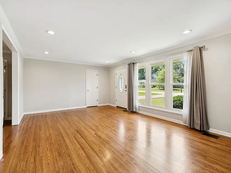 314 Derby Ln — Photo 4
