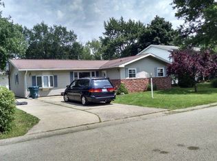 1807 Meadowlake Dr, Charleston, IL