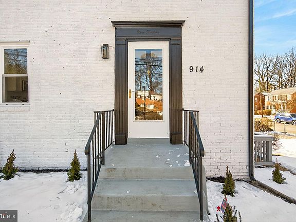 4th image of 914 Dennis Ave