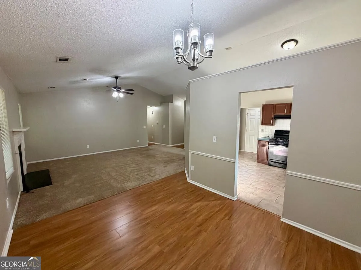 3 bed, 2.0 bath, 1329 sqft, $1,640 — Photo 2